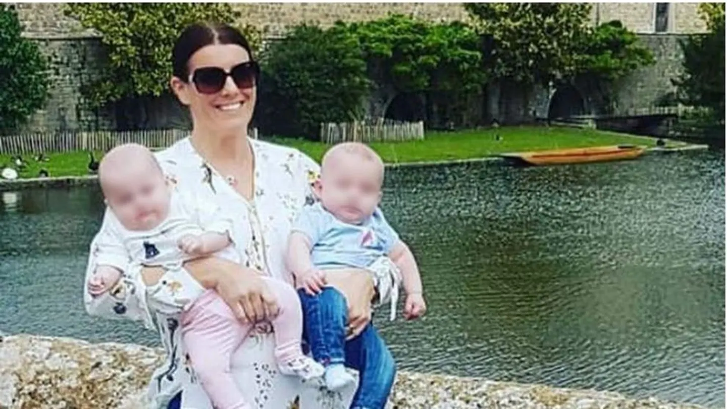 Samantha Ford posa con sus dos hijos mellizos. Samantha Ford posa con sus dos hijos mellizos.