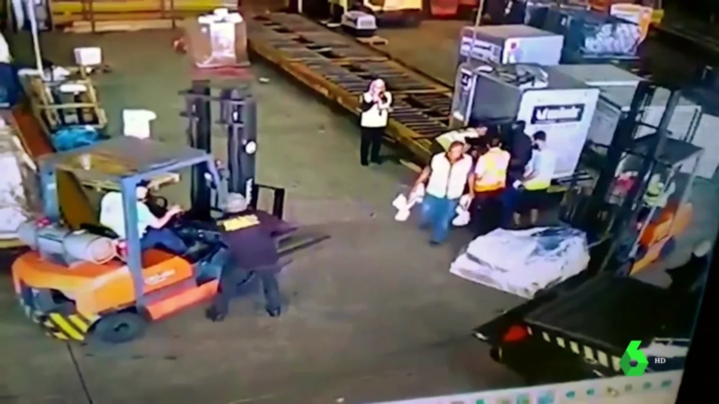 Una de las imágenes de la banda robando el oro con la ayuda del falso rehén. Una de las imágenes de la banda robando el oro con la ayuda del falso rehén.