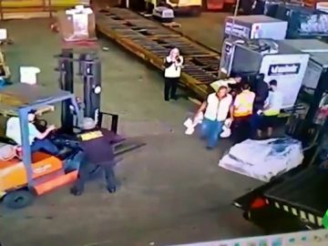 Una de las imágenes de la banda robando el oro con la ayuda del falso rehén. Una de las imágenes de la banda robando el oro con la ayuda del falso rehén.