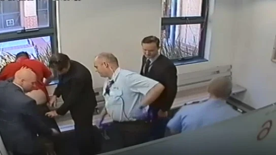 La detención del hombre en el juzgado de Perth, Australia La detención del hombre en el juzgado de Perth, Australia