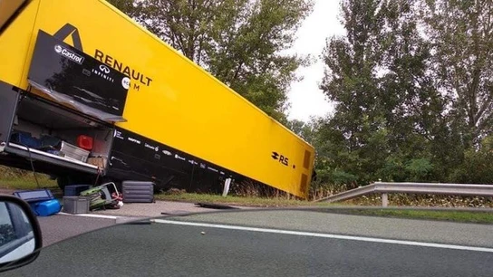 El camión de Renault, accidentado en la carretera El camión de Renault, accidentado en la carretera