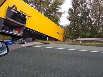 El camión de Renault, accidentado en la carretera El camión de Renault, accidentado en la carretera
