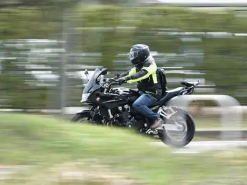 Imagen de archivo de un motorista. Imagen de archivo de un motorista.