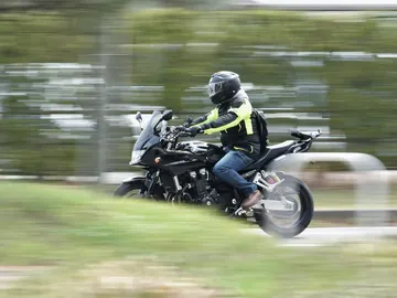 Imagen de archivo de un motorista. Imagen de archivo de un motorista.
