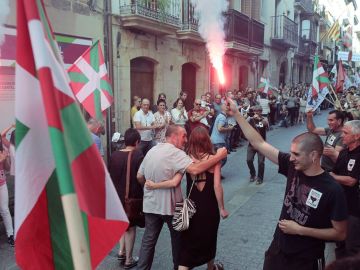 El preso de ETA Xabier Ugarte (c) a su llegada a la localidad guipuzcoana de Oñati El preso de ETA Xabier Ugarte (c) a su llegada a la localidad guipuzcoana de Oñati
