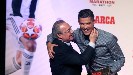 Florentino Pérez y Cristiano Ronaldo se abrazan Florentino Pérez y Cristiano Ronaldo se abrazan