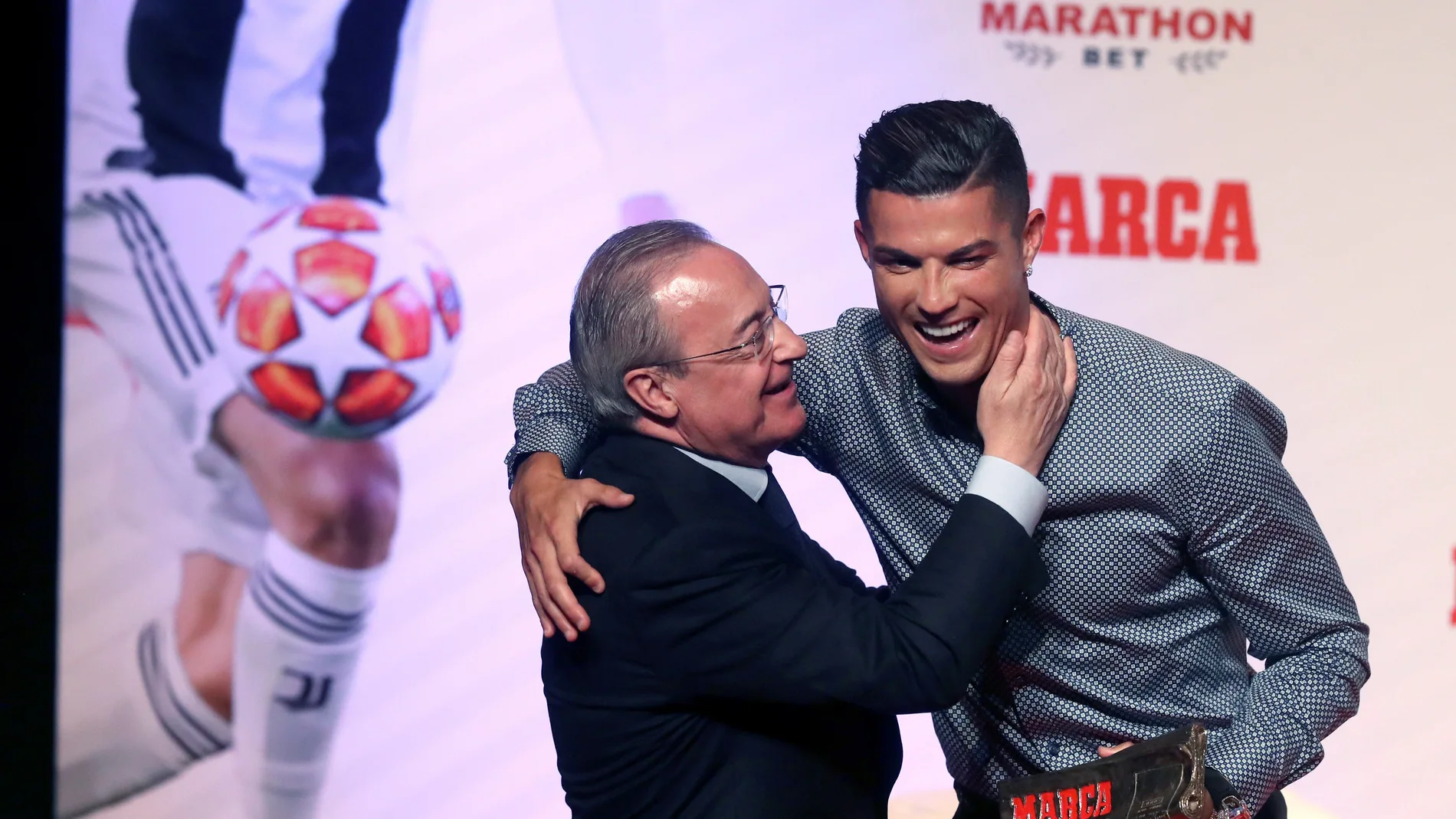 Florentino Pérez y Cristiano Ronaldo se abrazan