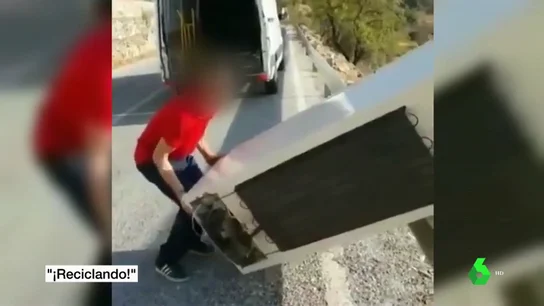 Imagen del hombre que tiró una nevera monte abajo Imagen del hombre que tiró una nevera monte abajo