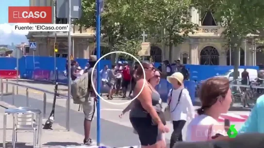 Pelea entre turistas y manteros en Barcelona Pelea entre turistas y manteros en Barcelona