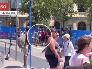 Pelea entre turistas y manteros en Barcelona Pelea entre turistas y manteros en Barcelona