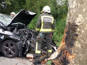El vehículo tras chocar contra un árbol en Escalante El vehículo tras chocar contra un árbol en Escalante