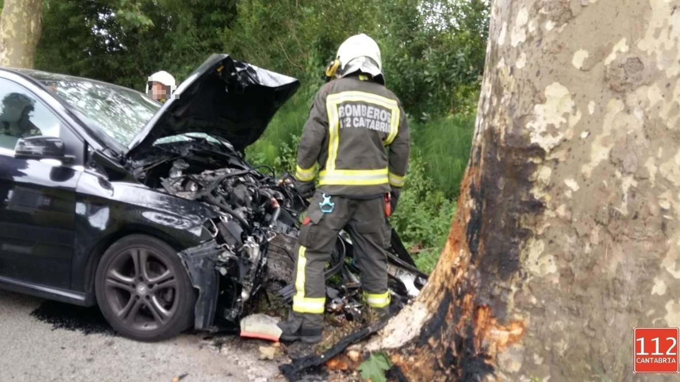 El vehículo tras chocar contra un árbol en Escalante