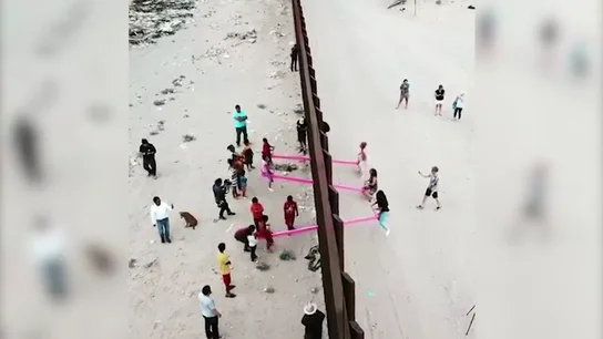 Instalan columpios en el muro que separa México de EEUU Instalan columpios en el muro que separa México de EEUU