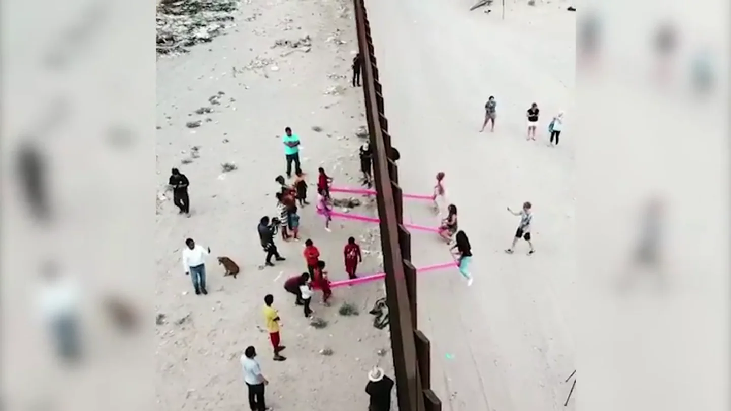 Instalan columpios en el muro que separa México de EEUU Instalan columpios en el muro que separa México de EEUU