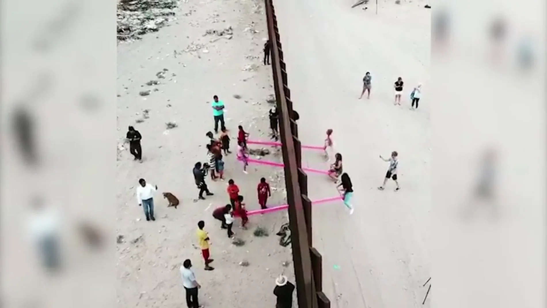 Instalan columpios en el muro que separa México de EEUU