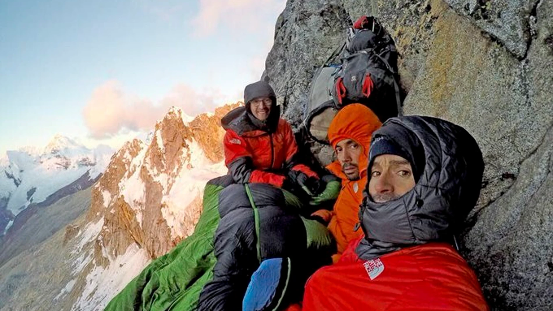 Iker, Eneko Pou y Manu Ponce, escalando la cara norte del Cashan Oeste