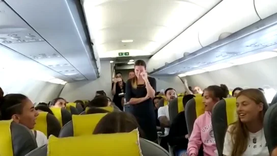 La emocionante despedida en pleno vuelo a una azafata durante su último día de trabajo La emocionante despedida en pleno vuelo a una azafata durante su último día de trabajo
