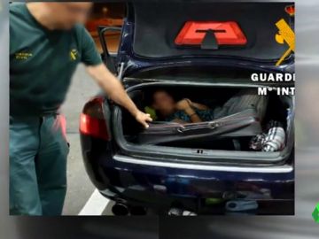 La Guardia Civil rescata a una mujer que intentaba entrar en España oculta en una maleta La Guardia Civil rescata a una mujer que intentaba entrar en España oculta en una maleta
