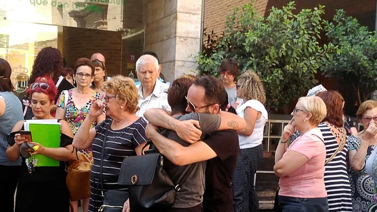 La madre del pequeño, consolada durante un homenaje (Archivo) La madre del pequeño, consolada durante un homenaje (Archivo)