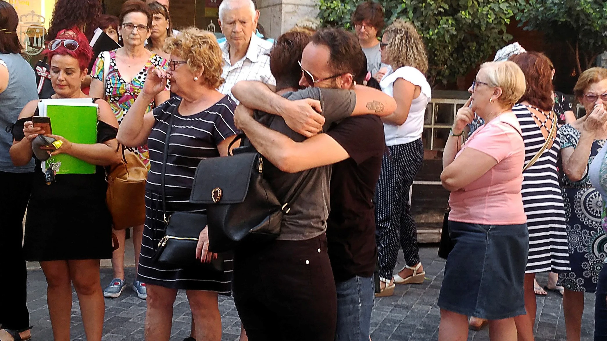 La madre del pequeño, consolada durante un homenaje (Archivo)