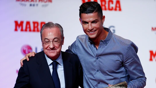 Florentino Pérez y Cristiano Ronaldo se abrazan Florentino Pérez y Cristiano Ronaldo se abrazan