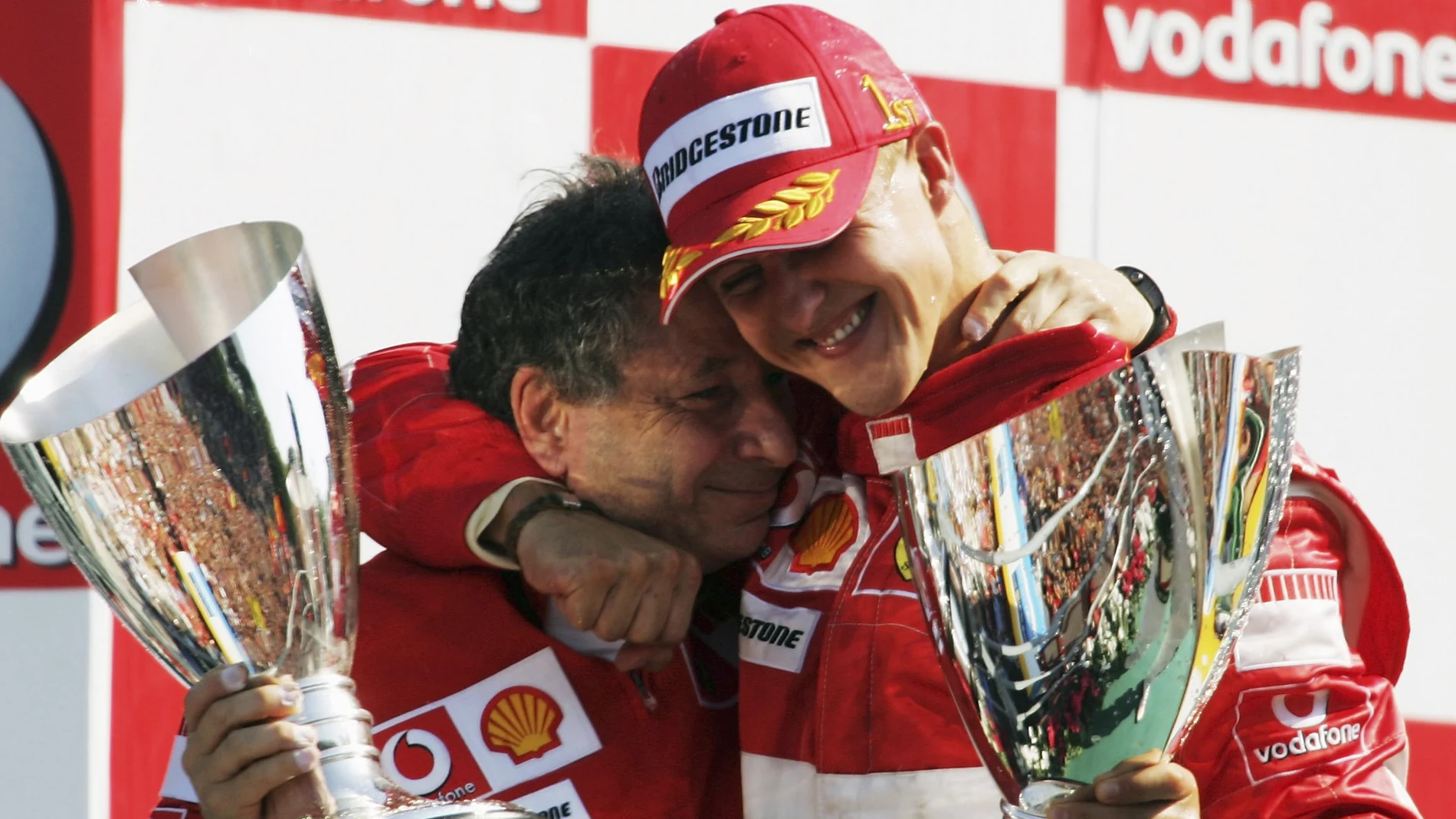 Todt y Schumacher se abrazan después de una carrera