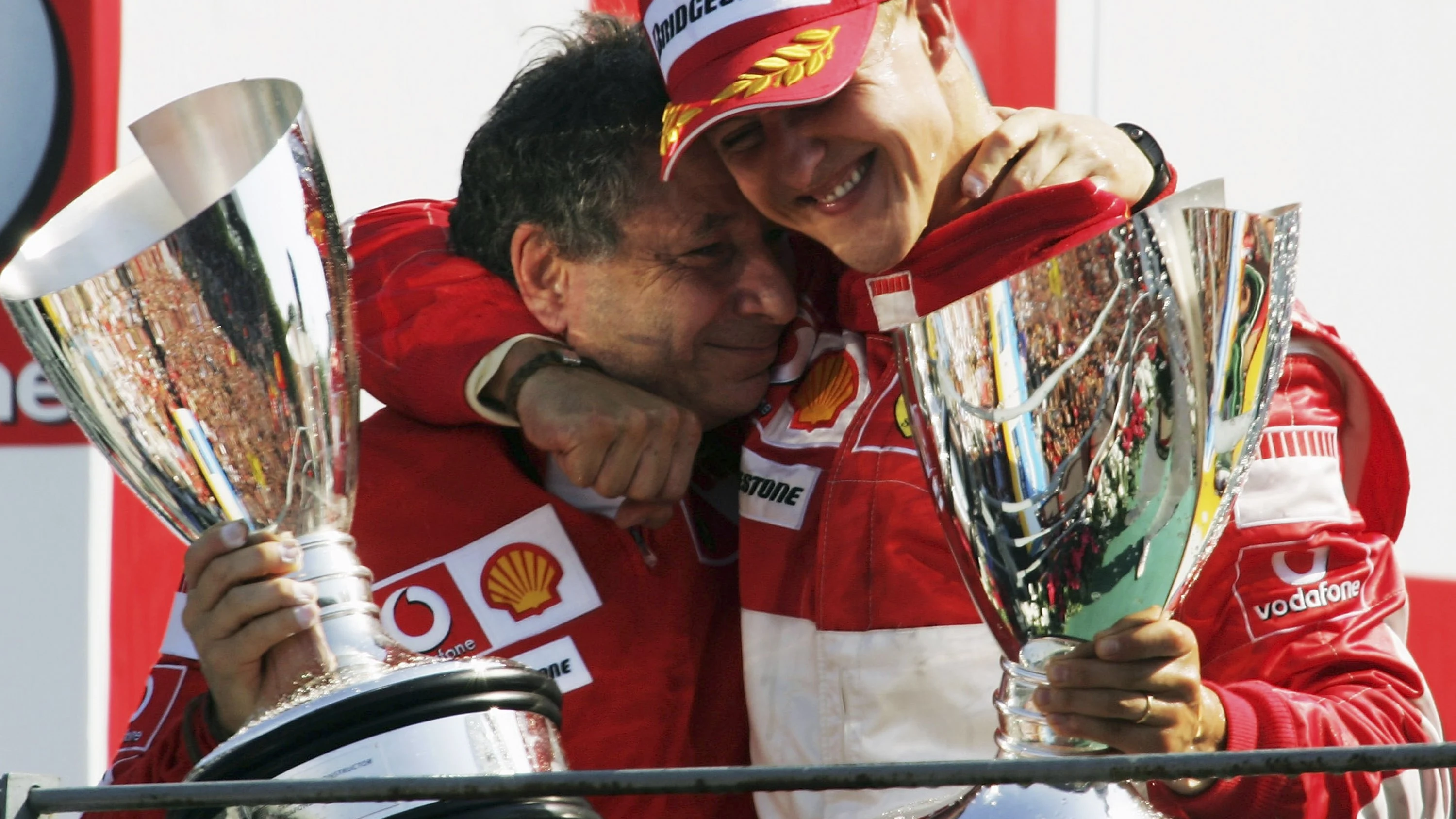 Todt y Schumacher se abrazan después de una carrera