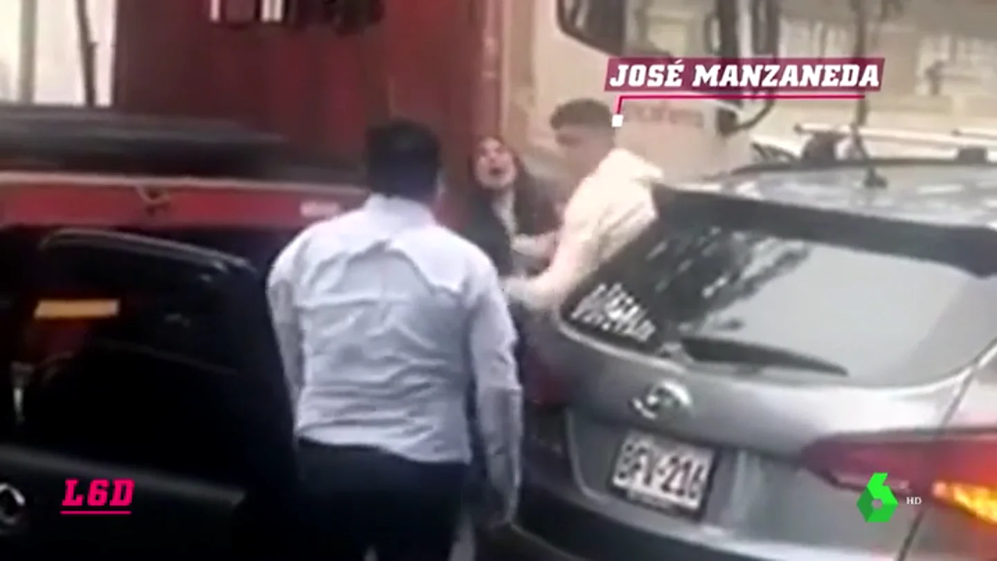 Graban a un jugador peruano pegándose a puñetazo limpio contra un conductor Graban a un jugador peruano pegándose a puñetazo limpio contra un conductor