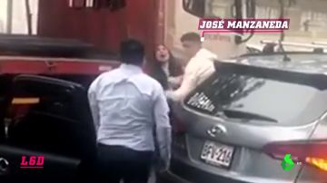 Graban a un jugador peruano pegándose a puñetazo limpio contra un conductor