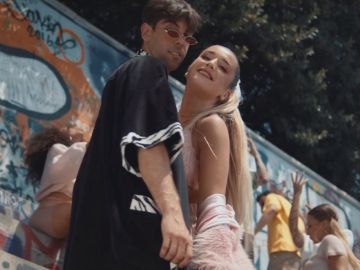 Lola Índigo y Don Patricio en el videoclip de "Lola Bunny" Lola Índigo y Don Patricio en el videoclip de "Lola Bunny"