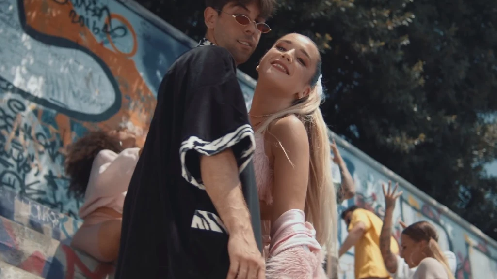 Lola Índigo y Don Patricio en el videoclip de "Lola Bunny"