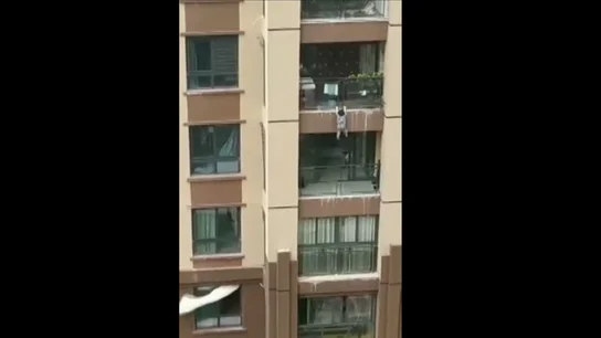 Impactantes imágenes: un niño de tres años cae desde un sexto piso y sobrevive Impactantes imágenes: un niño de tres años cae desde un sexto piso y sobrevive
