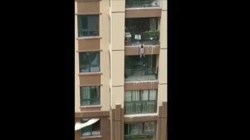 Impactantes imágenes: un niño de tres años cae desde un sexto piso y sobrevive