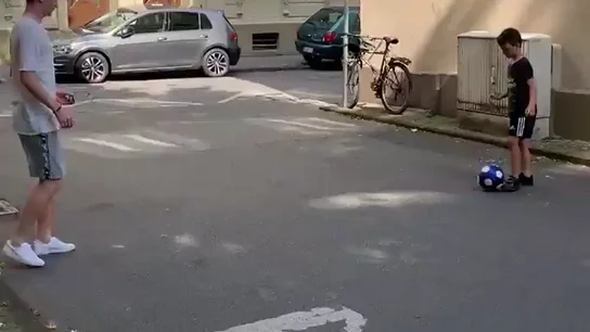 El bonito gesto de Marco Reus con un niño en plena calle El bonito gesto de Marco Reus con un niño en plena calle