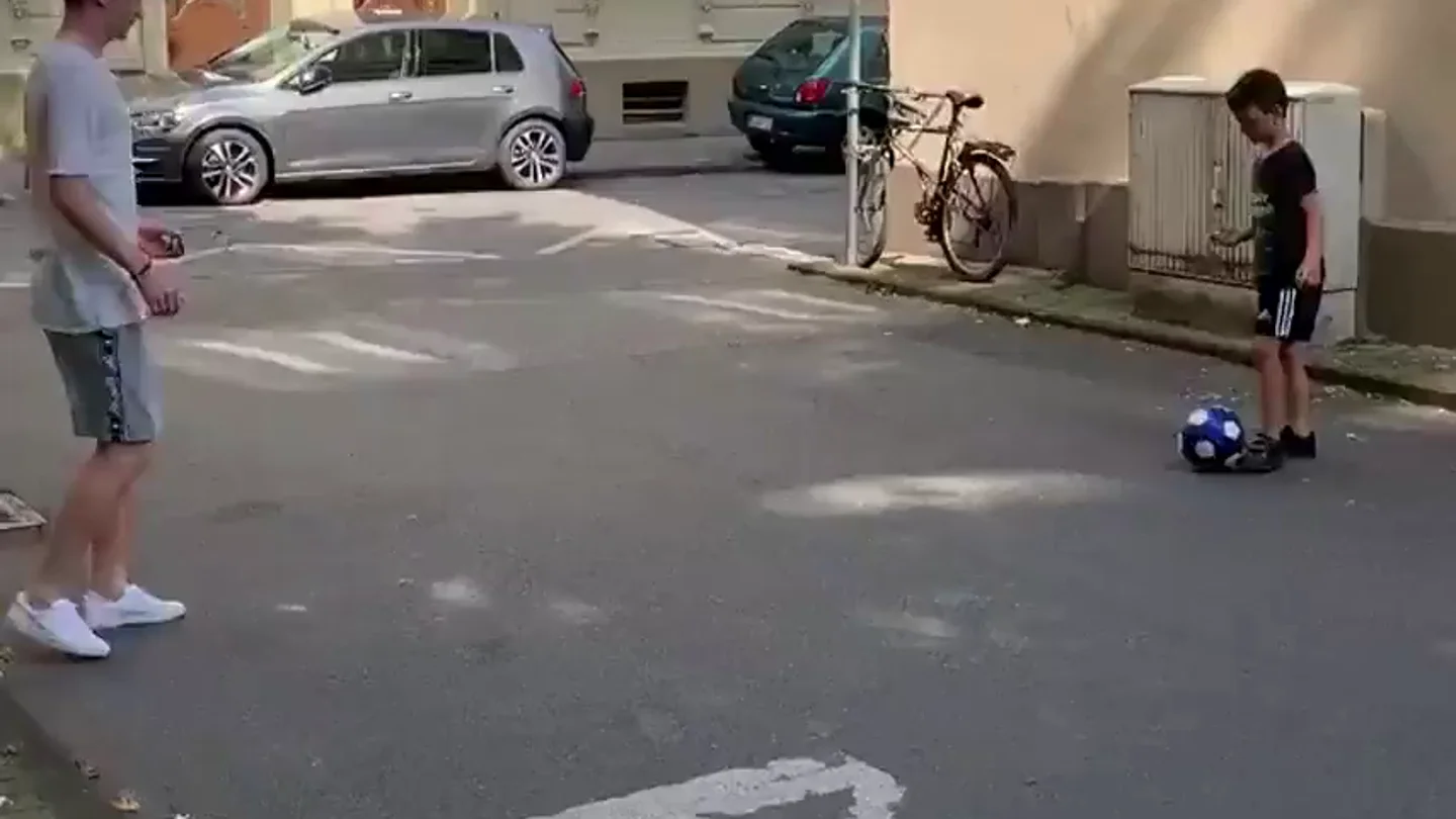 El bonito gesto de Marco Reus con un niño en plena calle El bonito gesto de Marco Reus con un niño en plena calle