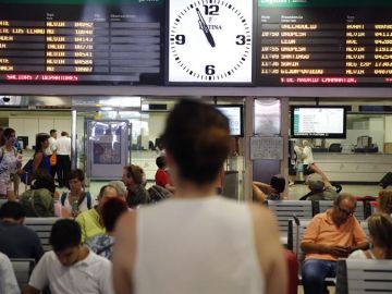 Una mujer mira los paneles de Renfe en la Estación de Chamartín (Madrid) Una mujer mira los paneles de Renfe en la Estación de Chamartín (Madrid)