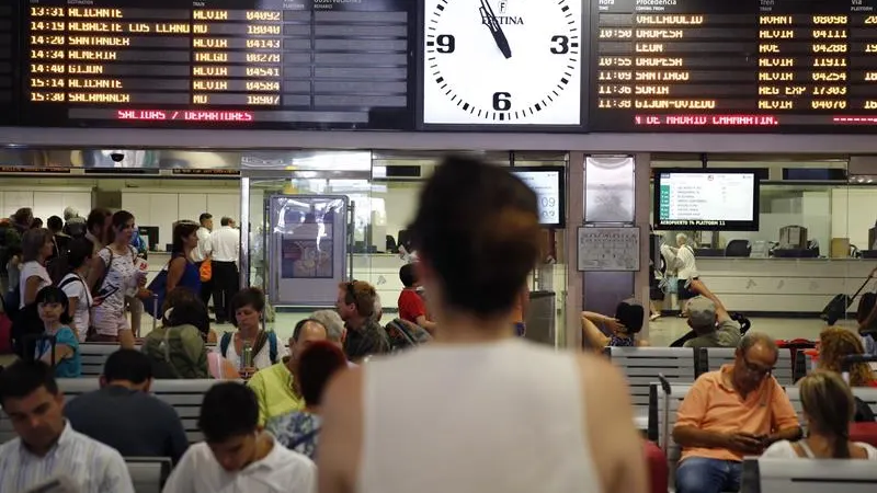 Una mujer mira los paneles de Renfe en la Estación de Chamartín (Madrid)