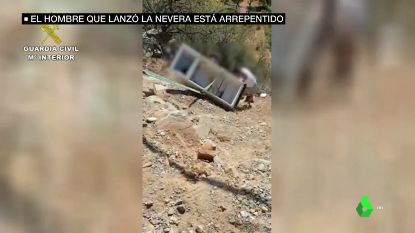 El joven que tiró una nevera por un barranco en Almería se arrepiente y la recoge con ayuda de familiares El joven que tiró una nevera por un barranco en Almería se arrepiente y la recoge con ayuda de familiares