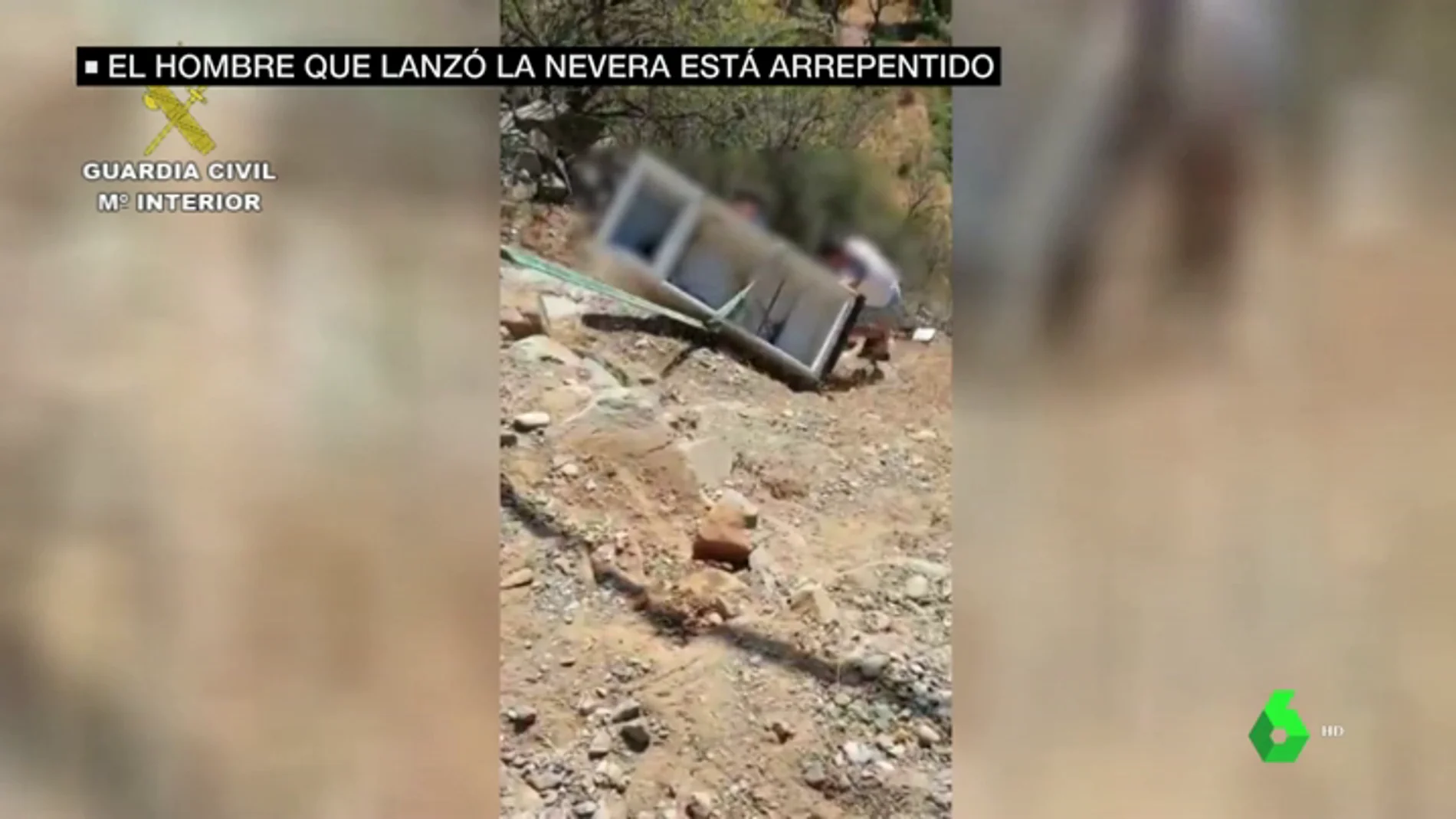 El joven que tiró una nevera por un barranco en Almería se arrepiente y la recoge con ayuda de familiares