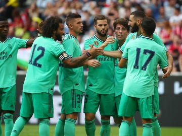 Los jugadores del Real Madrid celebran uno de los tres goles de Benzema contra el Fenerbahce Los jugadores del Real Madrid celebran uno de los tres goles de Benzema contra el Fenerbahce
