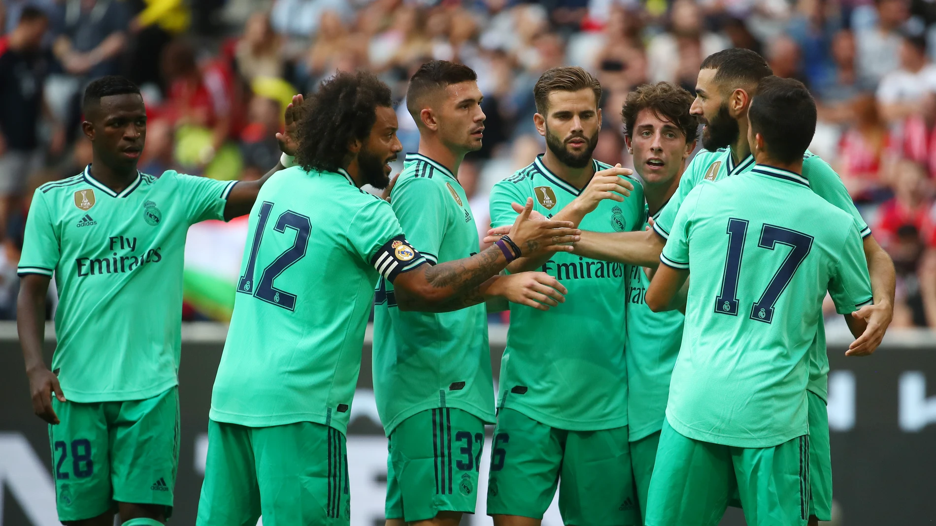 Los jugadores del Real Madrid celebran uno de los tres goles de Benzema contra el Fenerbahce