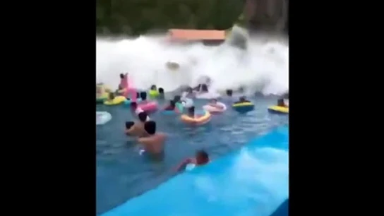 Ola en un parque acuático en China Ola en un parque acuático en China