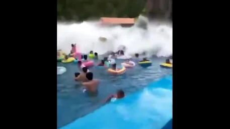 Ola en un parque acuático en China