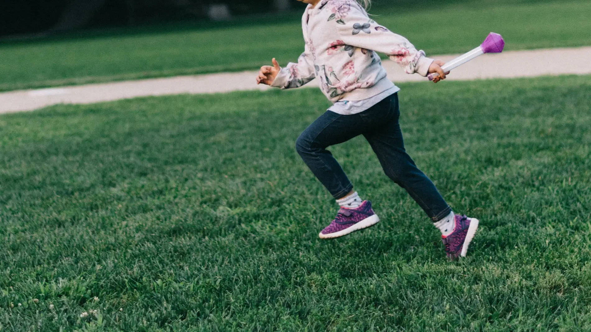 niña corriendo en un parque