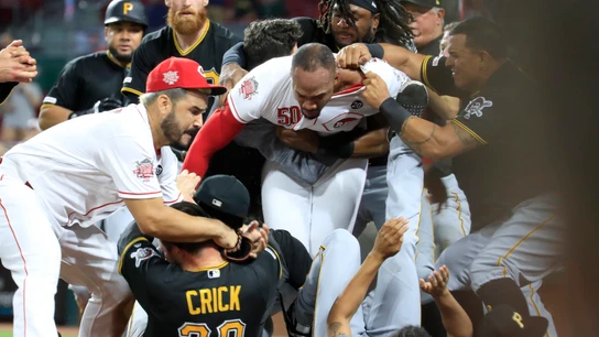 Momento de la salvaje pelea en un partido de la MLB Momento de la salvaje pelea en un partido de la MLB