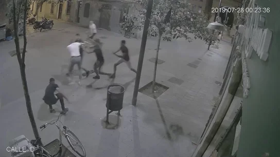 Brutal paliza a un turista por un grupo de jóvenes en el barrio de La Barceloneta Brutal paliza a un turista por un grupo de jóvenes en el barrio de La Barceloneta