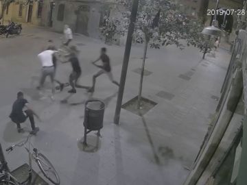 Brutal paliza a un turista por un grupo de jóvenes en el barrio de La Barceloneta Brutal paliza a un turista por un grupo de jóvenes en el barrio de La Barceloneta