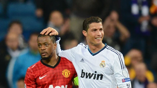 Cristiano Ronaldo saluda a Evra tras su portentoso salto en 2013 Cristiano Ronaldo saluda a Evra tras su portentoso salto en 2013
