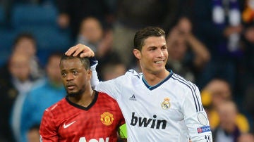 Cristiano Ronaldo saluda a Evra tras su portentoso salto en 2013