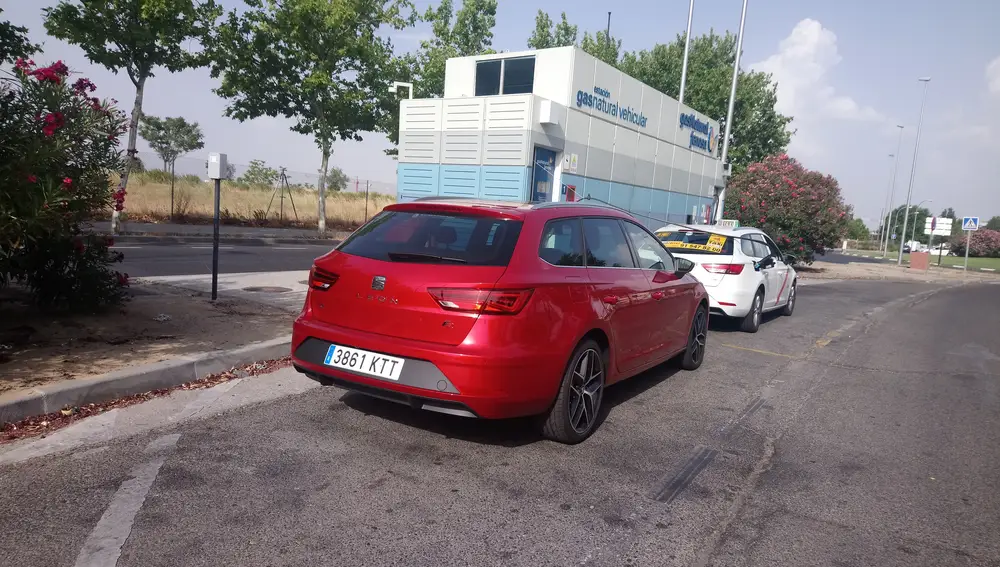 Seat León TGI esperando recarga de GNC